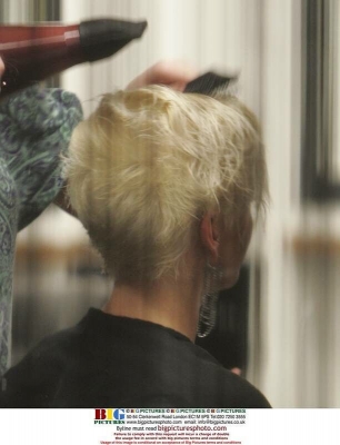 Sarah_Harding_at_Bloww_hair_salon_in_central_London_26_01_07_281429.jpg