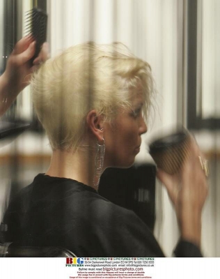 Sarah_Harding_at_Bloww_hair_salon_in_central_London_26_01_07_281629.jpg