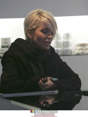 Sarah_Harding_at_Bloww_hair_salon_in_central_London_26_01_07_282029.jpg