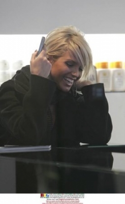 Sarah_Harding_at_Bloww_hair_salon_in_central_London_26_01_07_282129.jpg