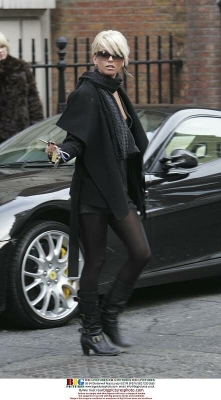 Sarah_Harding_at_Bloww_hair_salon_in_central_London_26_01_07_282429.jpg