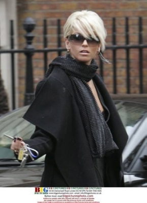 Sarah_Harding_at_Bloww_hair_salon_in_central_London_26_01_07_282529.jpg