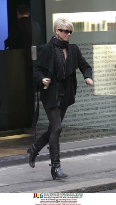 Sarah_Harding_at_Bloww_hair_salon_in_central_London_26_01_07_282629.jpg