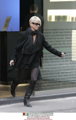 Sarah_Harding_at_Bloww_hair_salon_in_central_London_26_01_07_282729.jpg