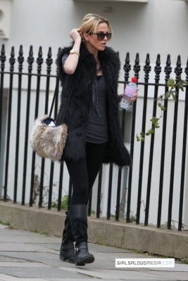 Sarah_Harding_out_and_about_24_02_12_281129.jpg