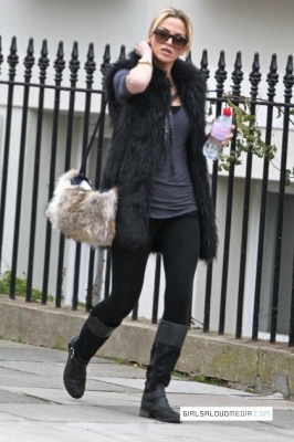 Sarah_Harding_out_and_about_24_02_12_281329.jpg