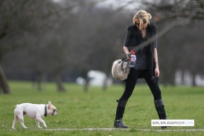 Sarah_Harding_out_and_about_24_02_12_281629.jpg