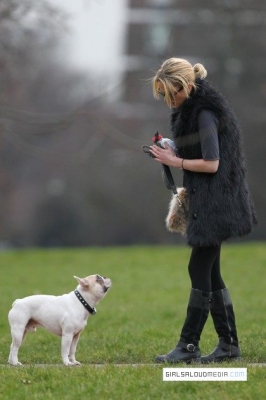 Sarah_Harding_out_and_about_24_02_12_281729.jpg