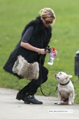 Sarah_Harding_out_and_about_24_02_12_282329.jpg