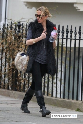 Sarah_Harding_out_and_about_24_02_12_28829.jpg