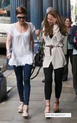 Kimberley_Walsh_outside_Theatre_Royal_27_08_11_28229.jpg