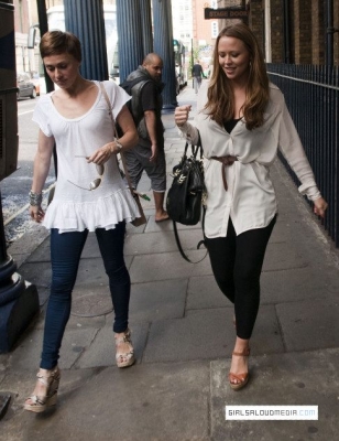 Kimberley_Walsh_outside_Theatre_Royal_27_08_11_28329.jpg
