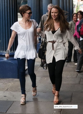 Kimberley_Walsh_outside_Theatre_Royal_27_08_11_28429.jpg