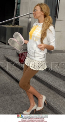 Nadine_Coyle_leaving_her_hotel_Belfast__Dublin2C_Ireland_02_06_07_28829.jpg