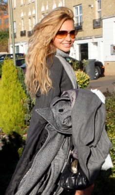 Nadine_Coyle_leaving_her_house_03_12_07_28429.jpg