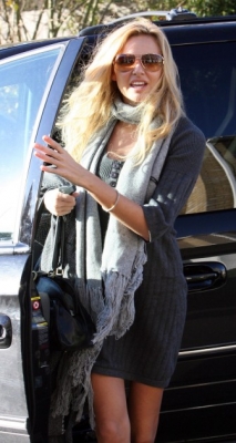 Nadine_Coyle_leaving_her_house_03_12_07_28529.jpg