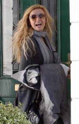 Nadine_Coyle_leaving_her_house_03_12_07_28729.jpg