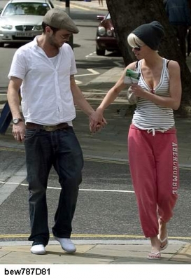 Sarah_leaving_her_house_14_11_07_28529.jpg