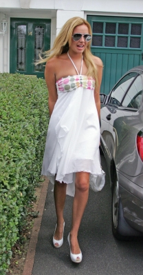 Nadine_Coyle_leaving_her_house_to_go_to_a_meeting_24_07_07_28229.jpg