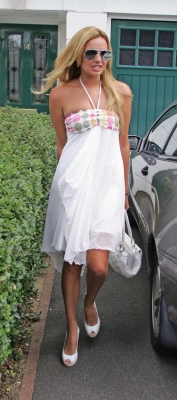 Nadine_Coyle_leaving_her_house_to_go_to_a_meeting_24_07_07_28329.jpg