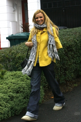 Nadine_Coyle_visits_a_local_beauty_salon_27_11_07_281029.jpg
