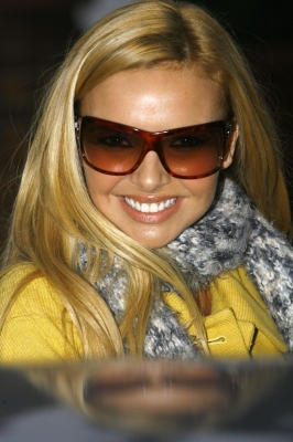 Nadine_Coyle_visits_a_local_beauty_salon_27_11_07_28429.jpg