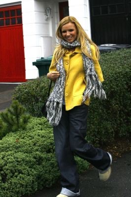 Nadine_Coyle_visits_a_local_beauty_salon_27_11_07_28629.jpg