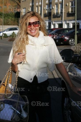 Nadine_is_all_smiles_as_she_leaves_her_house_London2C_England_15_11_07_281429.jpg