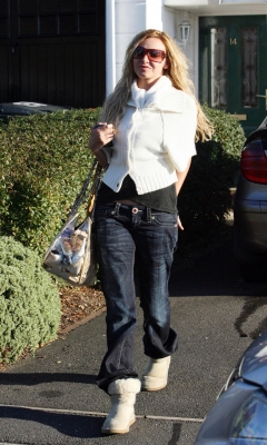 Nadine_is_all_smiles_as_she_leaves_her_house_London2C_England_15_11_07_28929.jpg