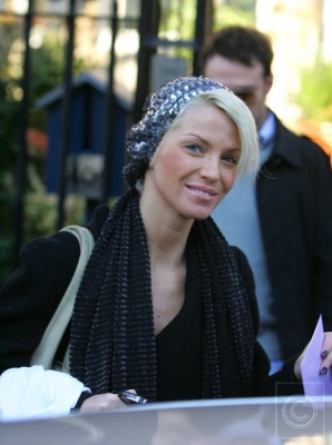 Sarah_Leaves_her_House_16_11_07_28129.jpg