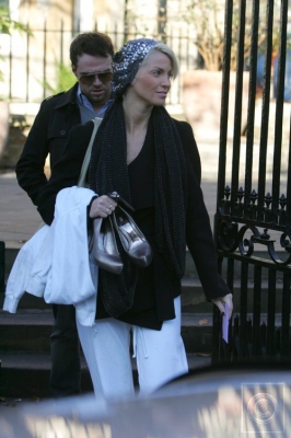 Sarah_Leaves_her_House_16_11_07_28729.jpg