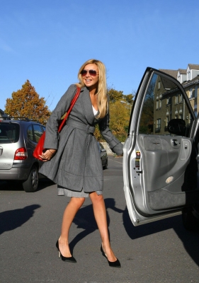 Nadine_Coyle_leaving_her_house_London2C_England_02_11_07_281029.jpg