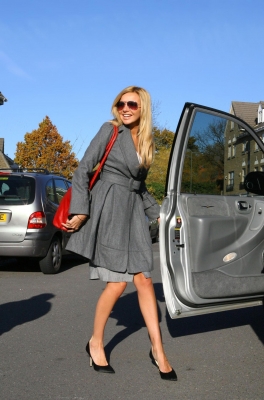 Nadine_Coyle_leaving_her_house_London2C_England_02_11_07_281129.jpg