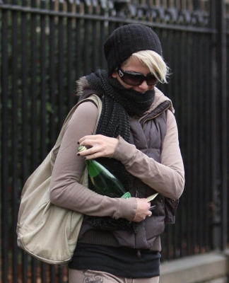 Sarah_Leaving_Her_House_13_11_07_28129.jpg