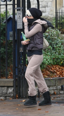 Sarah_Leaving_Her_House_13_11_07_28329.jpg