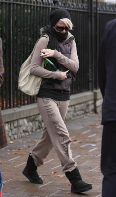 Sarah_Leaving_Her_House_13_11_07_28629.jpg