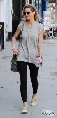 Sarah_Harding_out_and_about_in_London_30_07_12_282329.jpg