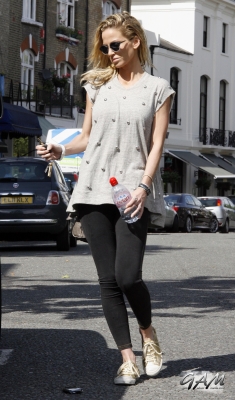Sarah_Harding_out_and_about_in_London_30_07_12_283529.jpg