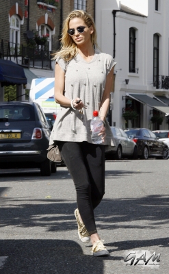 Sarah_Harding_out_and_about_in_London_30_07_12_283929.jpg