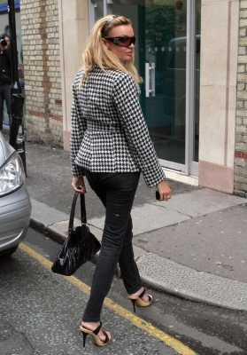 Nadine_Coyle_Arriving_at_a_Studio_21_08_07_28129.jpg