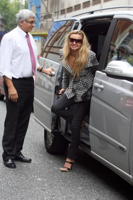 Nadine_Coyle_Arriving_at_a_Studio_21_08_07_28429.jpg