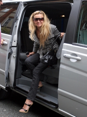 Nadine_Coyle_Arriving_at_a_Studio_21_08_07_28629.jpg