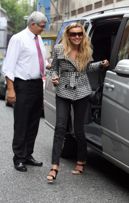 Nadine_Coyle_Arriving_at_a_Studio_21_08_07_28829.jpg