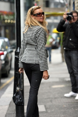 Nadine_Coyle_Arriving_at_a_Studio_21_08_07_28929.jpg