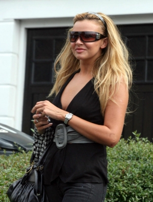 Nadine_Coyle_leaves_her_house_21_08_07_28629.jpg