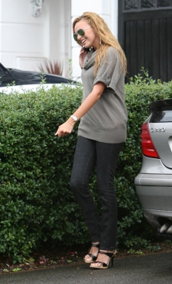 Nadine_Coyle_leaving_her_house_London2C_England_22_08_07_281029.jpg
