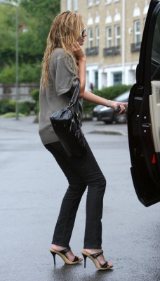 Nadine_Coyle_leaving_her_house_London2C_England_22_08_07_28129.jpg
