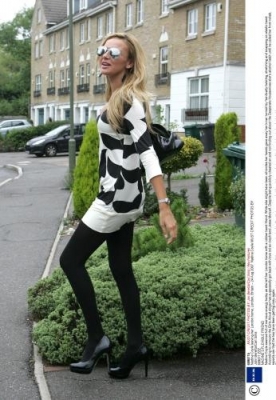 Nadine_Leaving_Her_House_24_08_07_28129.jpg