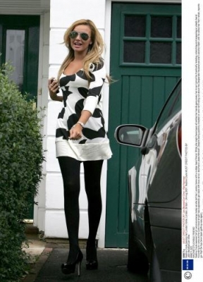 Nadine_Leaving_Her_House_24_08_07_28229.jpg
