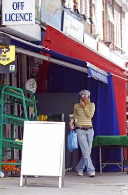 Nadine_Coyle_Tanning_Shop_In_London_07_06_07_28329.jpg